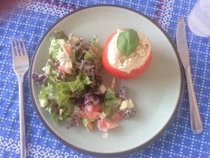 Keto gevulde tomaat
