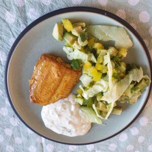 Tandoori zalm met salade en komkommer dip