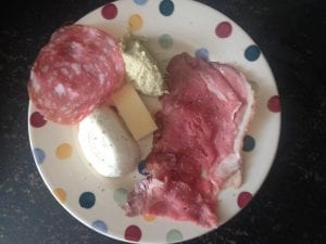 Rosbief, salami en kaas, een snelle keto maaltijd zonder koken