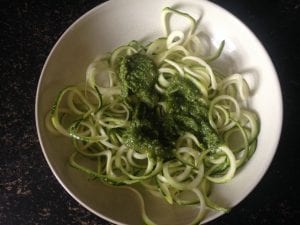 Keto courgette spaghetti met pesto