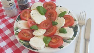 Een heerlijke Italiaanse Caprese als lichte lunch