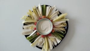 Crudités van gele paprika, bleekselderij, witlof en cherry tomaatjes met knoflook dip