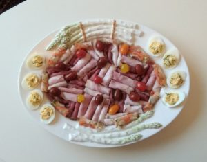 Keto vleesschotel met gevulde eieren