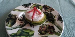Keto lunch: avocado met gepocheert ei