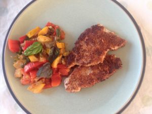 Deze lekkere keto schnitzel is gepaneerd met keto paneermeel