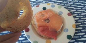 Keto bagel met roomkaas en zalm