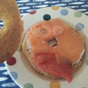 Keto bagel met roomkaas en zalm