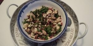 Geroosterde bloemkoolsalade met granaatappelpitten