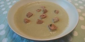 Keto aspergesoep met keto croutons