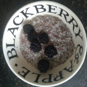 Keto chia lijnzaad pape met bramen