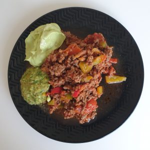 Keto chili con carne met guacamole en salsa