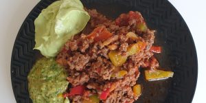 Keto chili con carne met guacamole en salsa