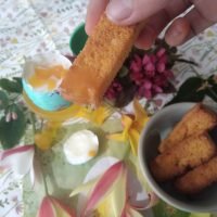 Keto soldaatjes met een zacht gekookt ei