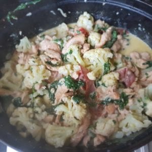 Bloemkool door de kipfilet mengen.