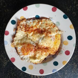 Gebakken eieren met kaas en gerookte paprika