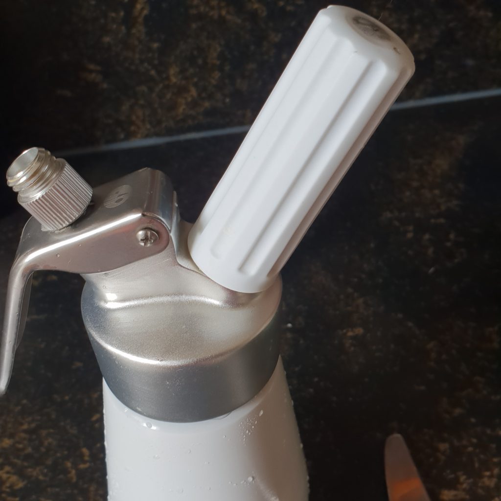 Patroon in de witte houder doen en aandraaien