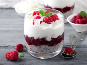 Chia frambozenpudding met slagroom