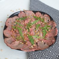 Rosbiefschotel met pijnboompitten